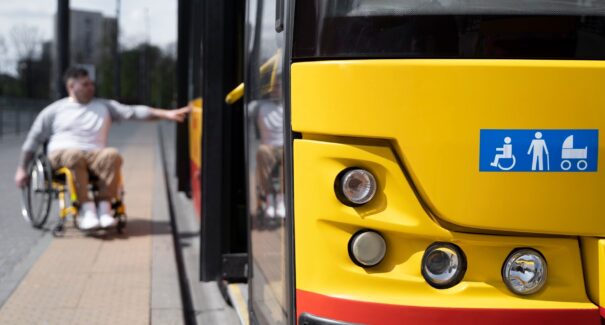 Judiciário determina instalação ou conserto de elevadores de acessibilidade em ônibus