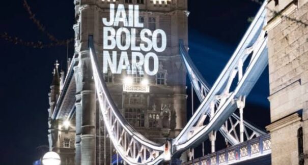 Projeção na Tower Bridge pede prisão de Jair Bolsonaro