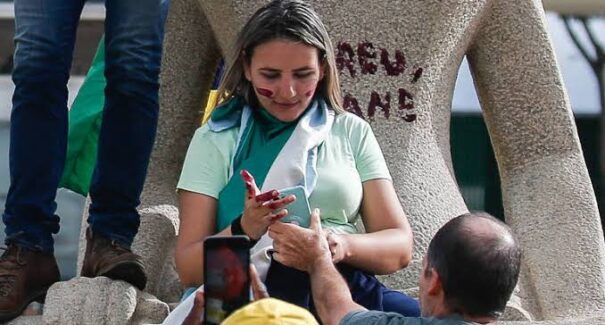 Moraes concede prisão domiciliar a mulher que pichou estátua da Justiça em 8 de janeiro