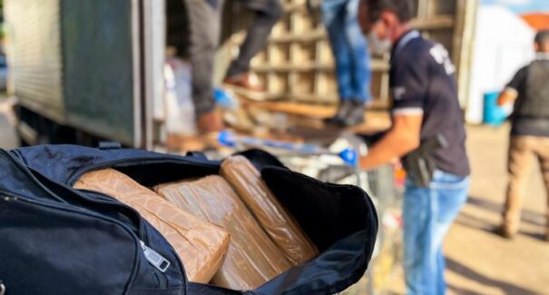 Avaliada em R$ 25 milhões, uma tonelada de drogas é incinerada pela polícia