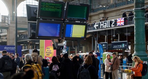 Bomba da 2ª guerra é encontrada intacta em estação de trem, em Paris