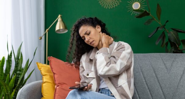 Síndrome do pescoço de texto: uso do celular pode adicionar até 27 kg na coluna