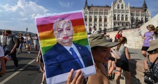 Hungria aprova reforma constitucional que restringe direitos da população LGBT+