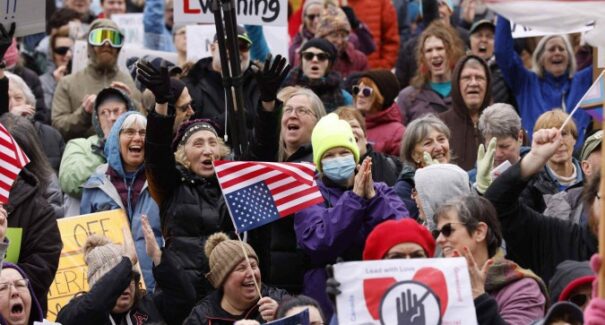 Milhares vãos às ruas nos EUA contra Donald Trump