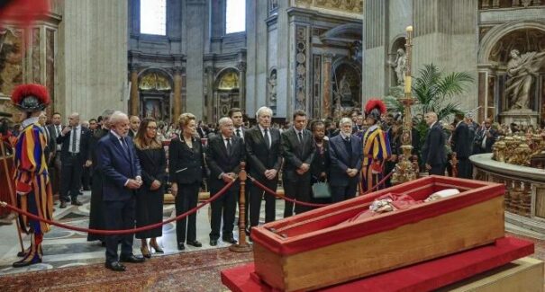 Lula presta homenagem ao papa Francisco em velório no Vaticano