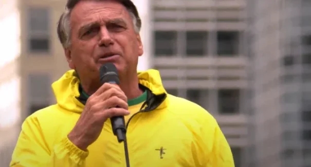 Em ato pró-anistia, Bolsonaro diz que recebeu aviso divino para sair do Brasil em 2022