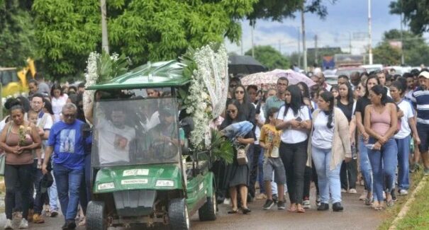 Família enterra corpo da criança morta em desafio do desodorante