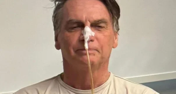 Bolsonaro permanece estável e retoma alimentação por via oral, diz boletim médico