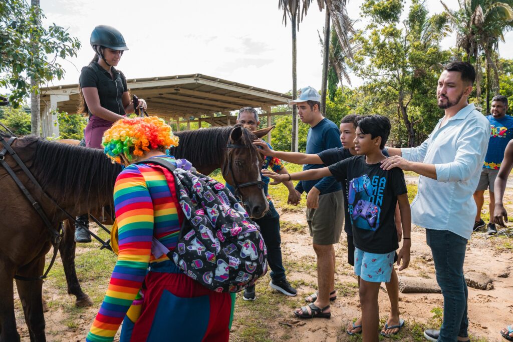 A manhã foi ainda mais alegre com a presença de personagens que trouxeram mais energia e descontração no passeio. (Foto: Divulgação)