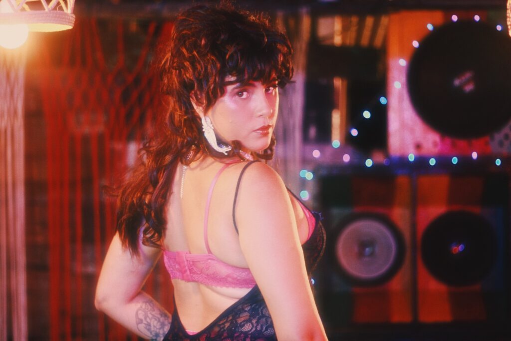 Revelação da música maranhense, Klicia lança videoclipe de “Complicado”