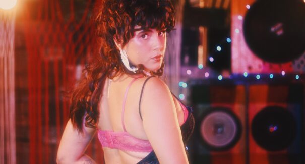 Revelação da música maranhense, Klicia lança videoclipe de “Complicado”