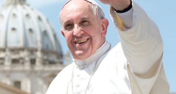 Autoridades locais prestam homenagens após a morte do Papa Francisco