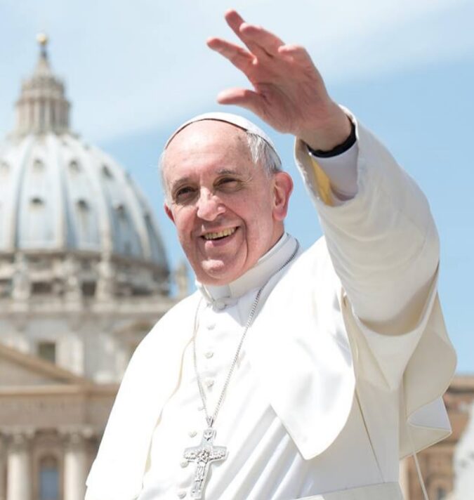 Autoridades locais prestam homenagens após a morte do Papa Francisco