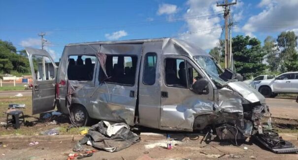 Passageiros são arremessados de van após colisão com caminhonete em Matões