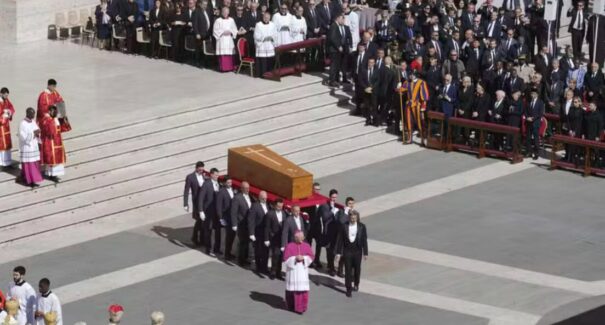 Funeral e sepultamento do papa Francisco são realizados neste sábado