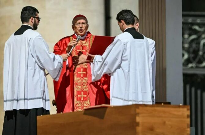 O cardeal italiano Giovanni Battista Re celebra a missa em frente ao caixão do papa Francisco - (crédito: Alberto PIZZOLI / AFP)

