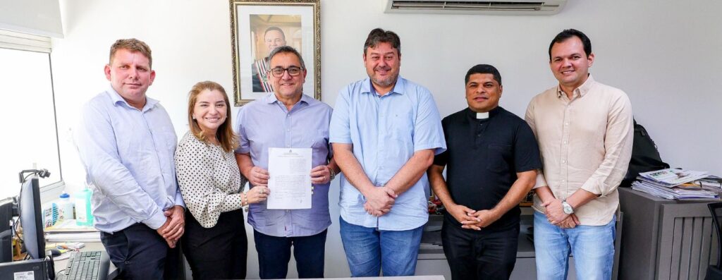 Iracema Vale participou da cerimônia de assinatura do termo de cooperação do programa Mutirão na Rua, na sede da Secretaria de Governo.  