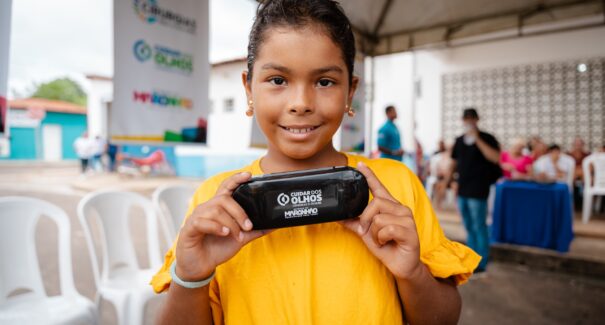 Programa Cuidar dos Olhos entrega 345 óculos de grau a moradores de Graça Aranha