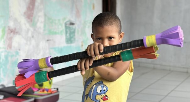 Espetáculo reúne crianças e adolescentes na magia do circo no Arthur Azevedo