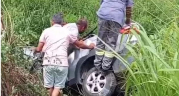 Mulher morre e três ficam feridos após veículo capotar na BR-316