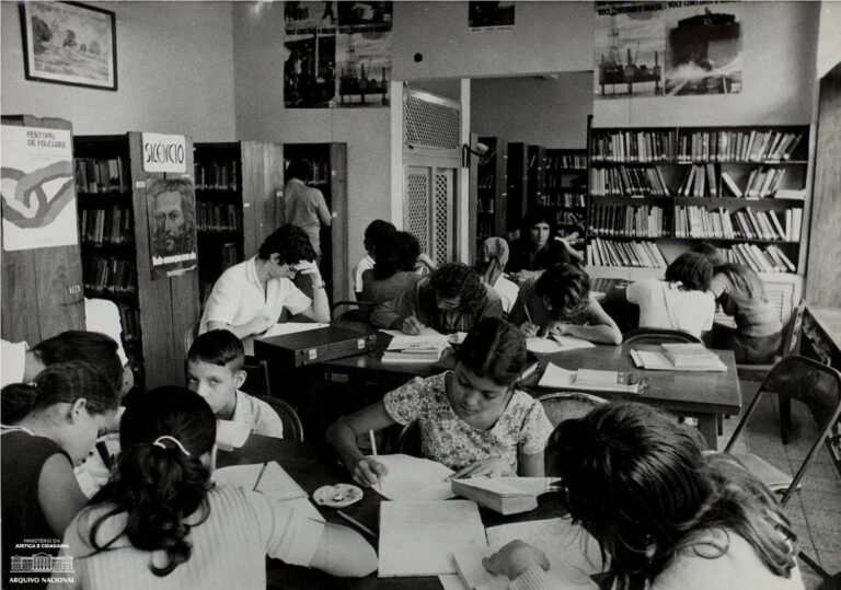 Crianças estudam em biblioteca no Rio de Janeiro, maio de 1972 (Foto: Reprodução)