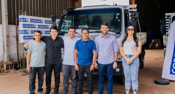 Pedro Lucas entrega caminhões para os municípios de Jatobá e Mata Roma