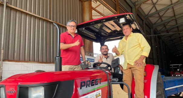 Produtores rurais de Barra do Corda recebem trator com recursos destinados por Márcio Jerry