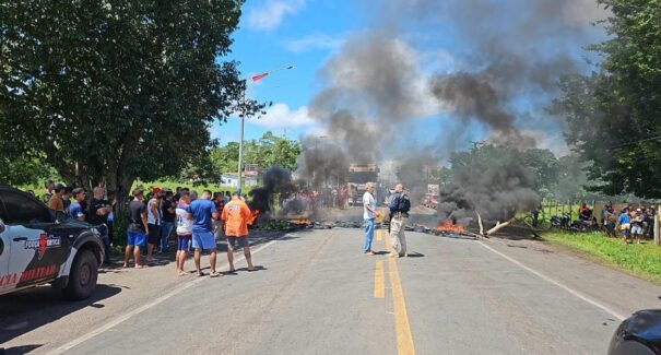 Manifestantes interditam km 69 da BR-135, no município de Santa Rita
