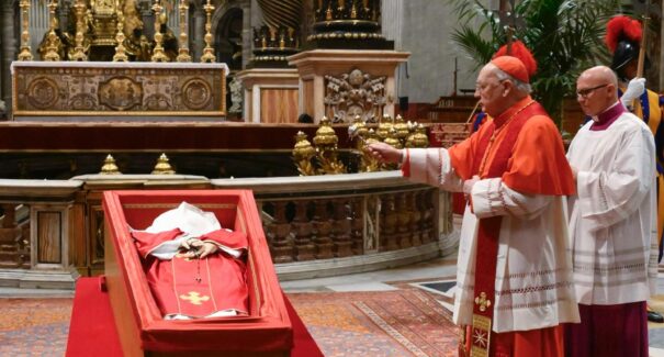 Nesta sexta-feira (25), caixão com o corpo do papa Francisco é fechado, no Vaticano