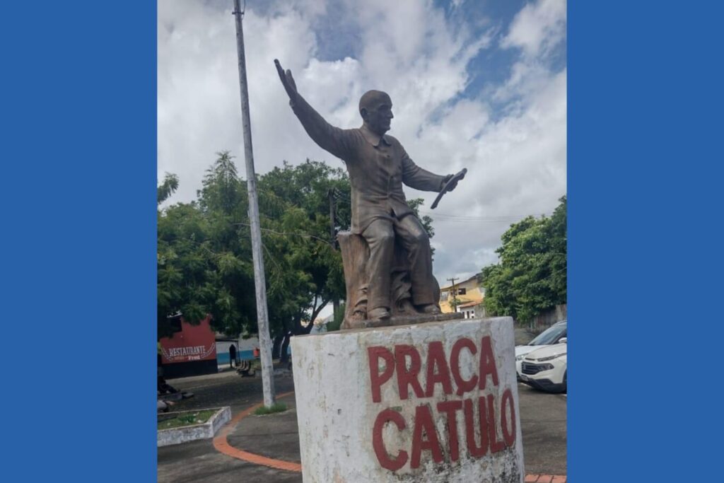 A praça, na vila passos, tem uma estátua de Catulo da Paixão Cearense (Foto: Reprodução)  