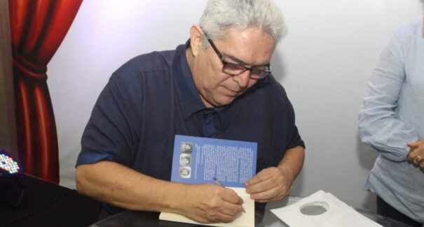 Professor Euclides Moreira lança livro sobre blocos tradicionais