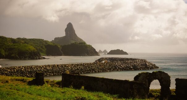 Como se Locomover em Fernando de Noronha: Guia Completo 2025