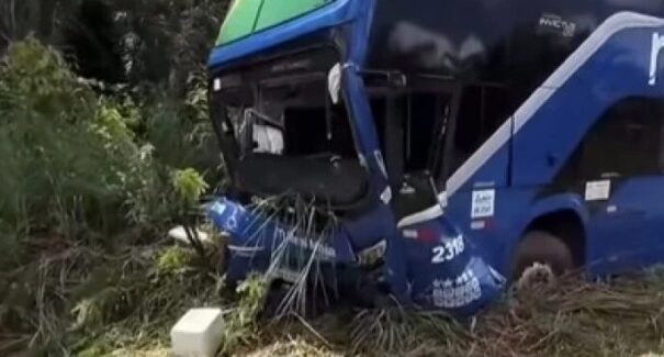 Ônibus colide com carro e sai da pista na BR-316, em Peritoró
