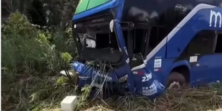Ônibus colide com carro e sai da pista na BR-316, em Peritoró