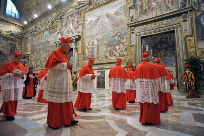 Cardeais entrando na Capela Sistina antes do início do conclave no Vaticano, em 12 de março de 2013 - (crédito: OSSERVATORE ROMANO / AFP)