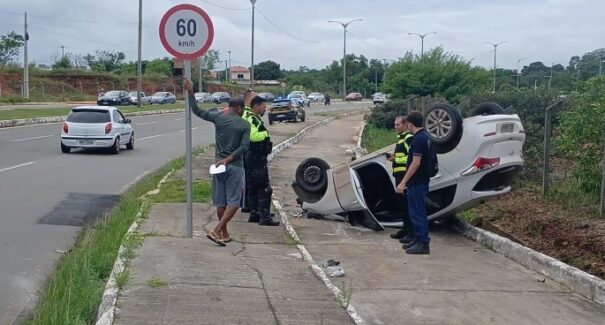 Carro capota na Via Expressa e motorista sai ileso: “livramento de Deus”