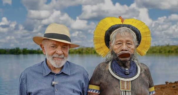 Lula condecora Cacique Raoni com maior honraria do Brasil em visita histórica ao Xingu
