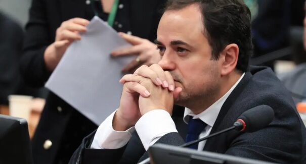 Glauber Braga encerra greve de fome após acordo com Hugo Motta