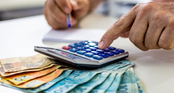 Contracheques com novos valores dos reajustes salariais saem nesta quarta (16)