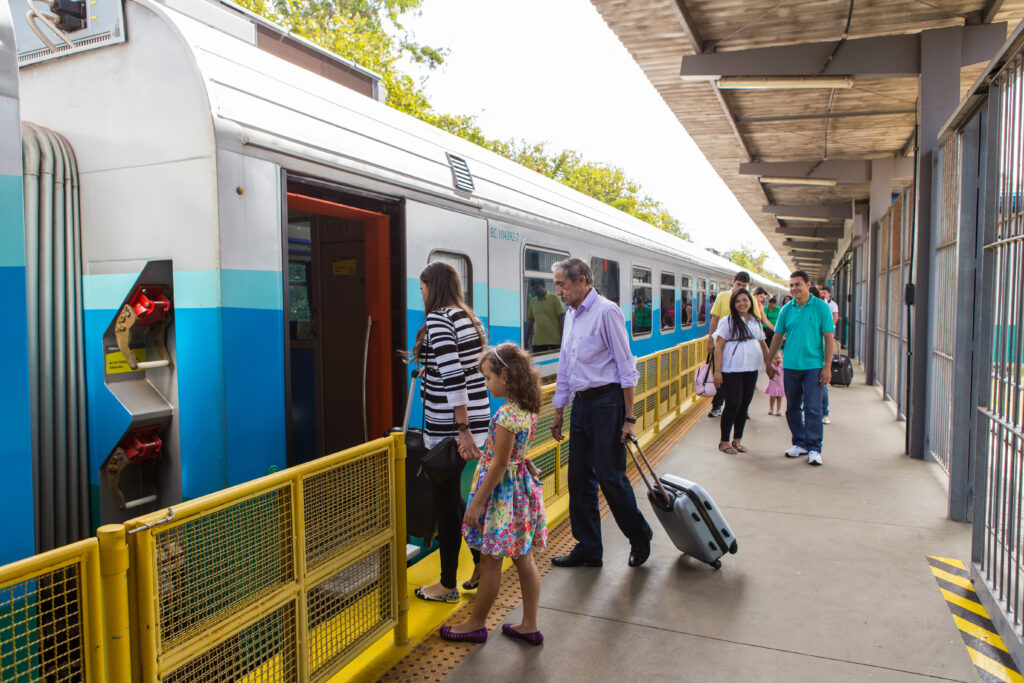 O trem de passageiros da Vale chega a transportar 1500 passageiros por viagem percorrendo 27 cidades entre o Maranhão e o Pará. Crédito: banco Vale
