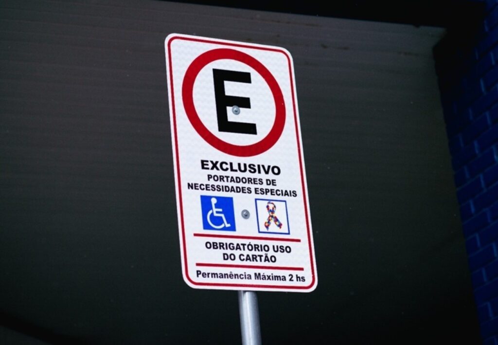 Câmara de São Luís propõe isenção de 3 horas em estacionamento rotativo para pessoas com deficiência e TEA