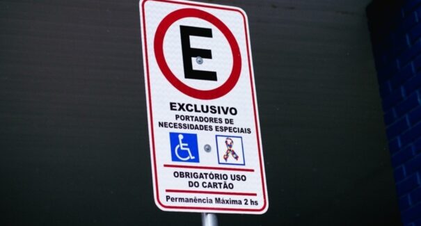 Câmara de São Luís propõe isenção de 3 horas em estacionamento rotativo para pessoas com deficiência e TEA