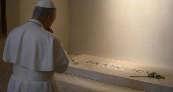 Em 1ª saída do Vaticano, Leão XIV visita túmulo do papa Francisco