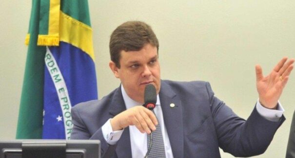 Líder da oposição quer convocar ministro da Previdência para explicar fraudes no INSS