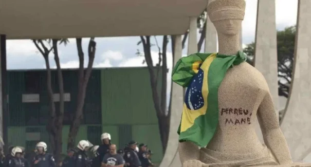 Segundo pesquisa, 70% consideram injusta pena por pichação do batom em 8 de janeiro