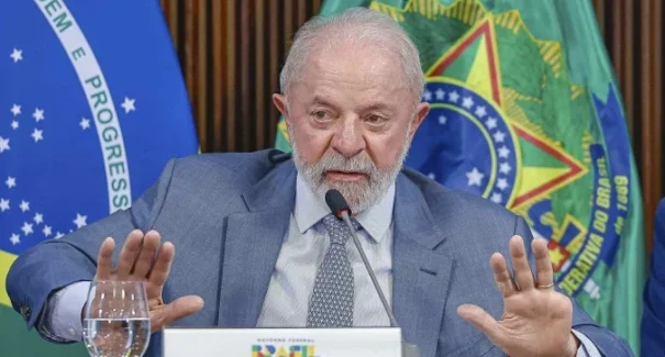 Lula convoca ministros para reunião de emergência após Trump assinar tarifaço