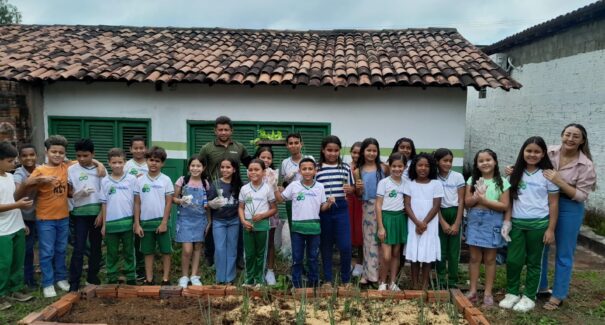 Com as mãos na terra, alunos de Paraibano aprendem sobre agricultura e sustentabilidade