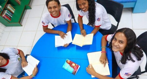 Governo oferece R$ 1 mil a estudantes da rede pública com melhor classificação no vestibular