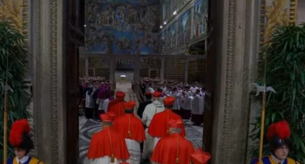 Cardeais chegam à Capela Sistina para início do Conclave