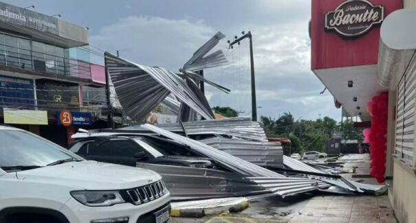 Vento forte causa estragos em São Luís após chuvas intensas neste domingo
